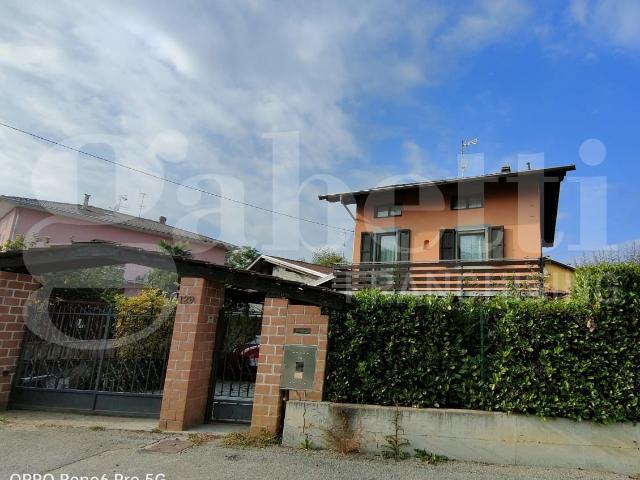 Casa indipendente con giardino a Cossato