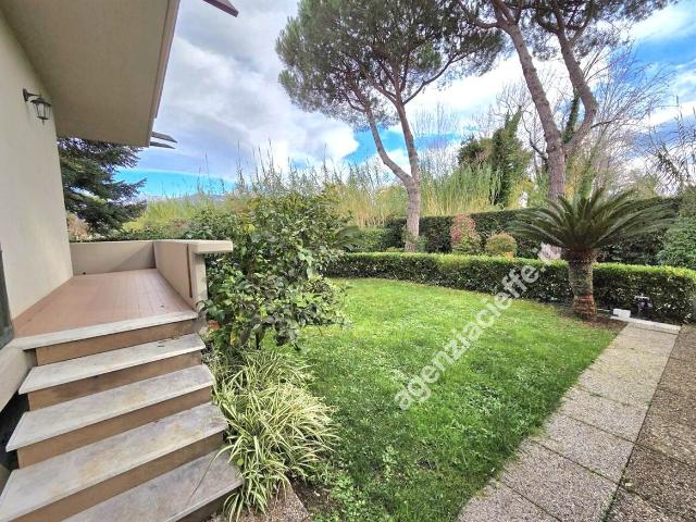 Casa indipendente con giardino a Massa