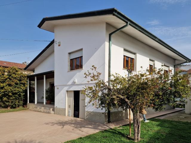 Casa indipendente con giardino a Massa