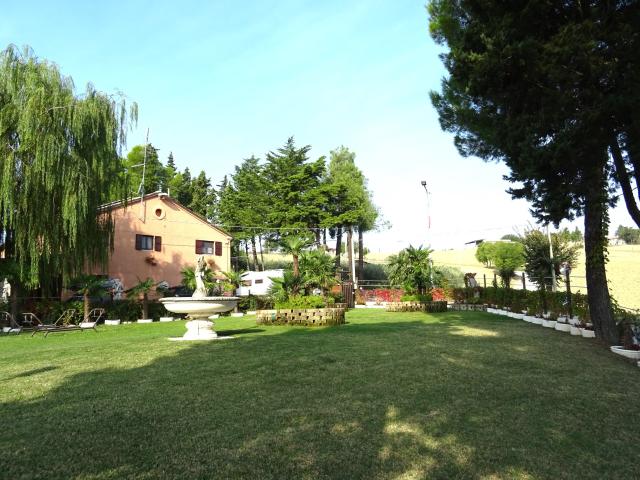 Casa indipendente con giardino a Ostra Vetere