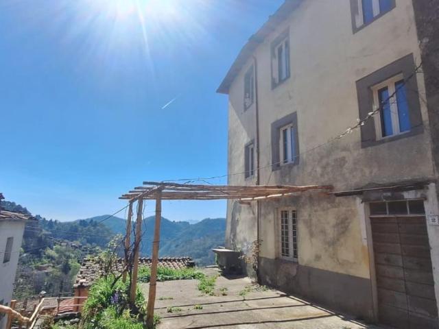 Casa indipendente con giardino a Pescaglia