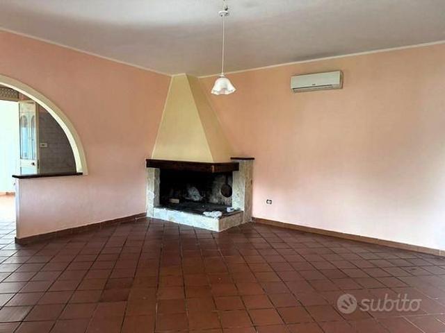 Casa indipendente con giardino e posto auto