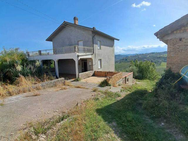 Casa indipendente con giardino in colle della fonte 94, Frisa