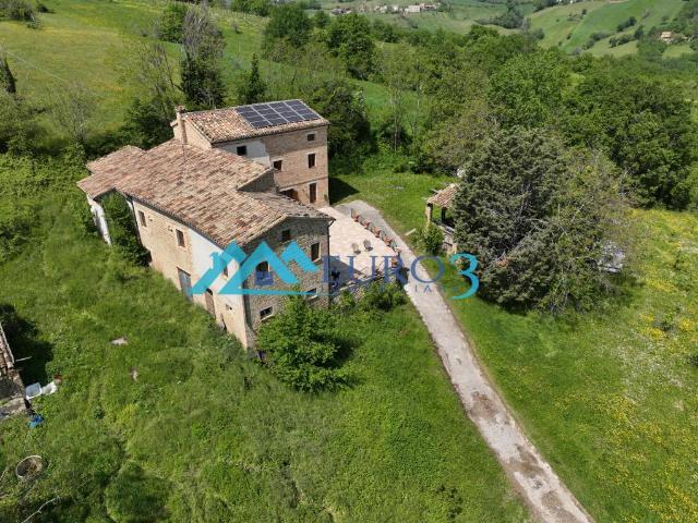 Casa indipendente con giardino in contrada san costanzo, San Ginesio
