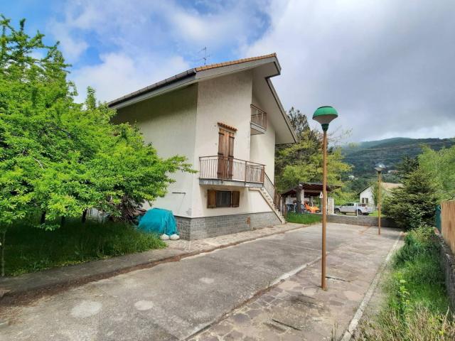 casa indipendente con giardino in vendita a Bardineto