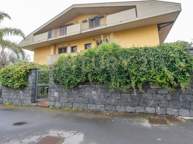 Casa indipendente con giardino in via antonino di sangiuliano 68, Sant'Agata Li Battiati