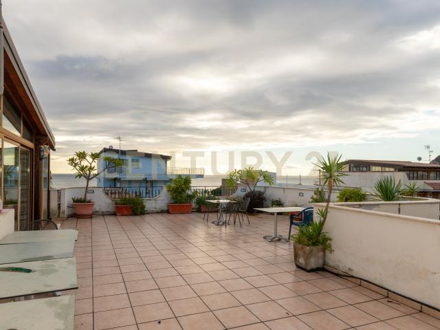 Casa indipendente con giardino in via consolare valeria 220, Sant'Alessio Siculo