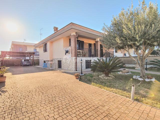 Casa indipendente con giardino in via della cannuccia 184, Anzio