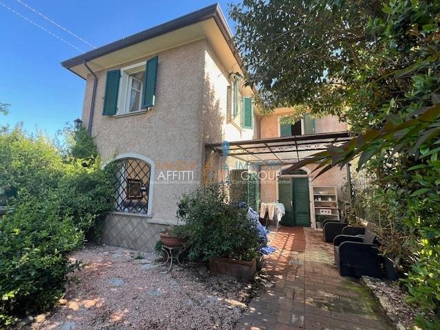 Casa indipendente con giardino in via dell'acqua 151, Massa
