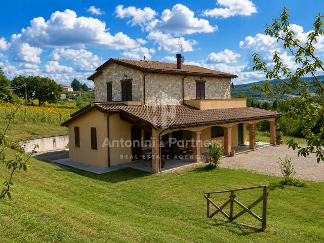 Casa indipendente con giardino in via di mezzo muro, Todi