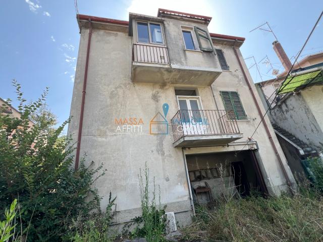 Casa indipendente con giardino in via paolo belmesseri 7, Massa