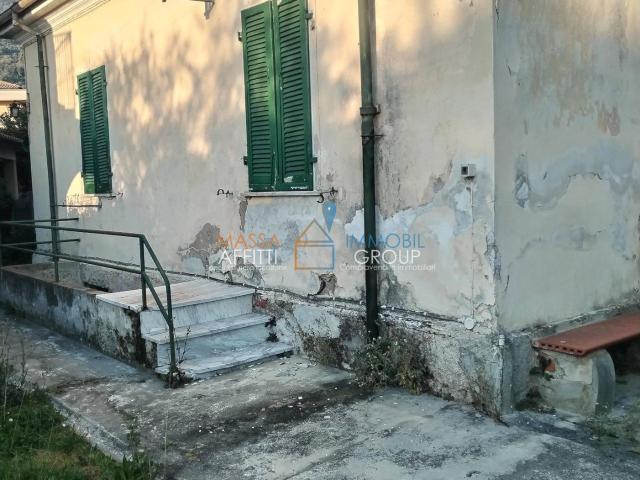 Casa indipendente con giardino in via petroniano 10, Massa