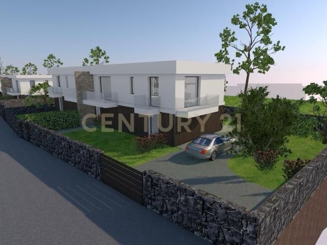 Casa indipendente con giardino in via stazzone 52, Aci Sant'Antonio