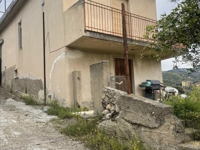 Casa indipendente con giardino in via spirito santo, Reggio Calabria