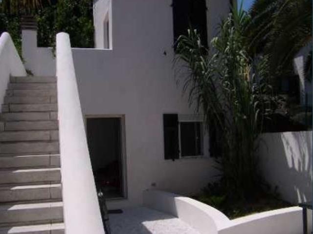 Casa indipendente con giardino in viale galileo galilei, Carrara
