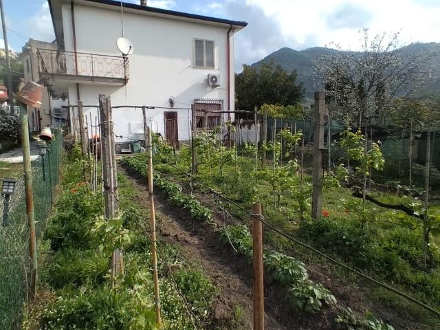 Casa indipendente con giardino, Ortonovo isola