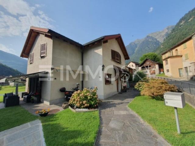 Casa indipendente con panorama montano e spazi allaperto
