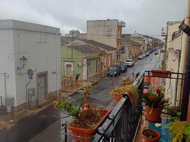 Casa indipendente con terrazzo a Canicattini Bagni