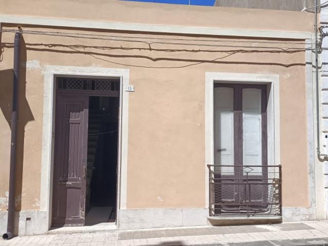 Casa indipendente con terrazzo a Floridia