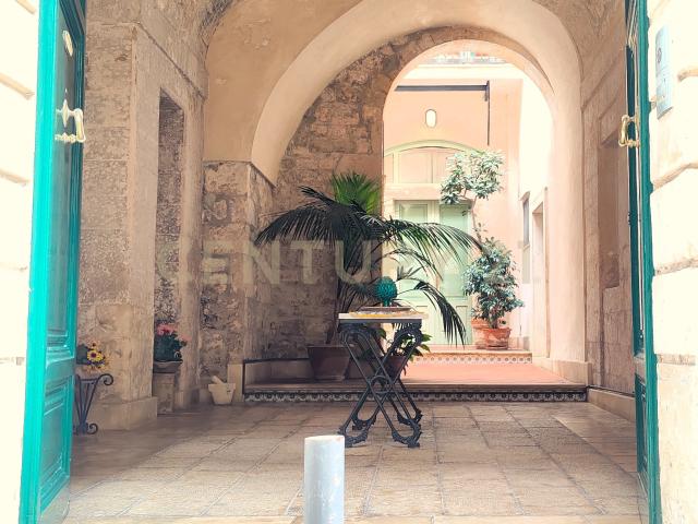 Casa indipendente con terrazzo in strada pellico 26, Modica