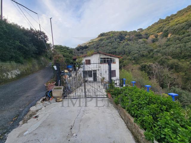 Casa indipendente con terrazzo in strada valloni, Ventimiglia