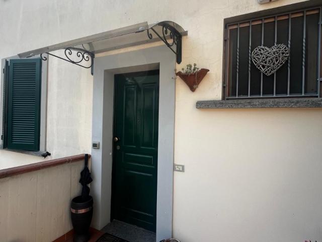Casa indipendente con terrazzo in via delle rose, Campi Bisenzio