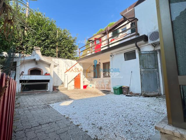 Casa indipendente con terrazzo in via felice cavallotti 33, Massa