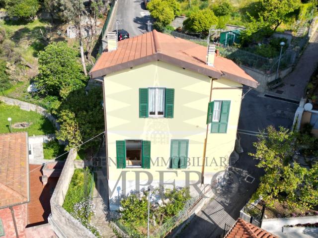 Casa indipendente con terrazzo in via poggio ponente 5, Vallecrosia