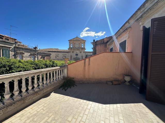 Casa indipendente con terrazzo in via regina elena 431, Modica