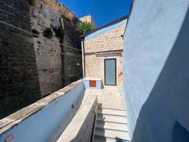 Casa indipendente con terrazzo in via sacramento, Casamassima