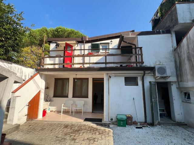 Casa indipendente con terrazzo, Massa borgo del ponte