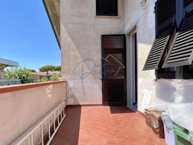 Casa indipendente con terrazzo, Massa marina di