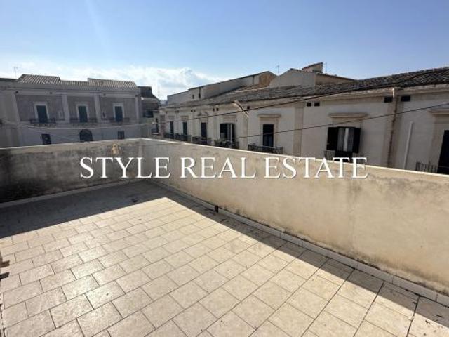 Casa indipendente con terrazzo vicino al centro storico di Avola Siracusa