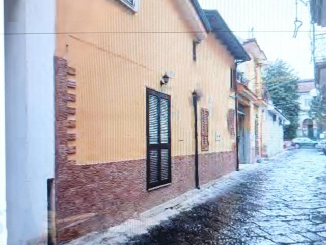 Casa indipendente con terrazzi a Parete