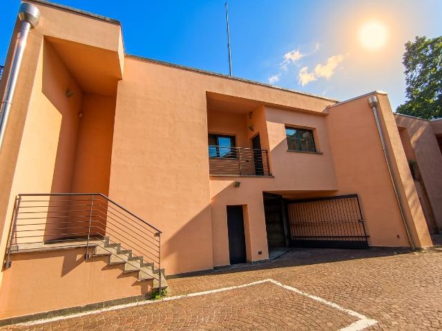 Casa indipendente con terrazzi in via carso 52, Como
