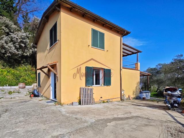 Casa indipendente con terrazzi in via umberto maddalena 103, Vezzano Ligure