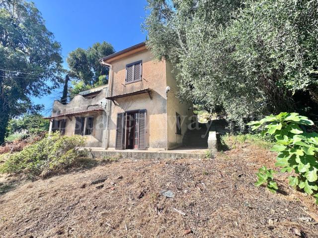 Casa indipendente con terreno di 6.000 mq e vista mare in ve. 146m² Sanremo