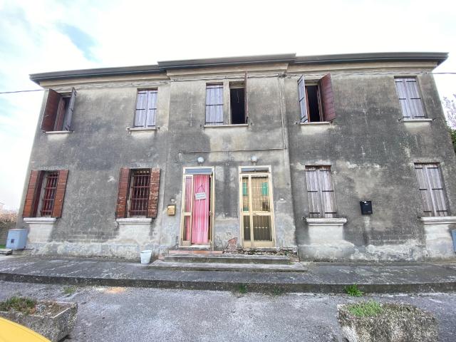 Casa indipendente da ristrutturare in via arginelli 55, Adria