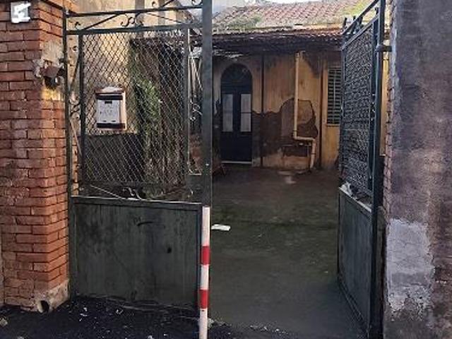 Casa indipendente da ristrutturare in via carcara, Aci Sant'Antonio