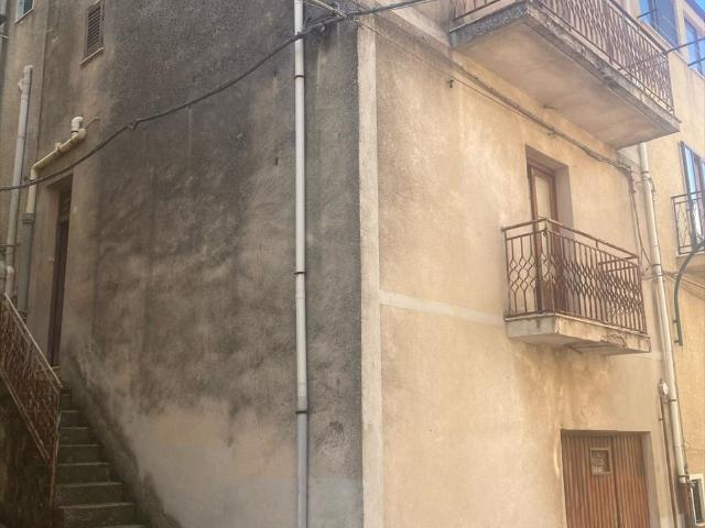 Casa indipendente da ristrutturare in via mercato, Prizzi