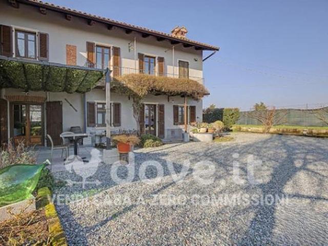 Casa indipendente di 400 m con 5 locali e box auto in vendita a Savigliano