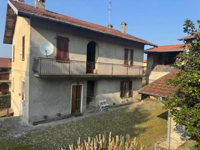 Casa indipendente di 445 m con più di 5 locali e box auto doppio in vendita a Casale Litta