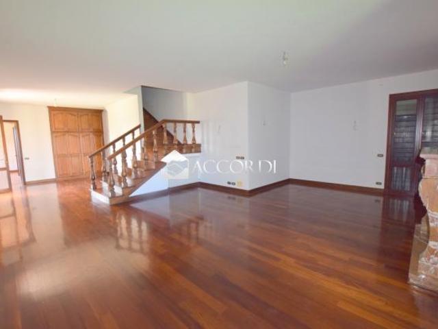 CASA INDIPENDENTE di 4 vani e di 400 mq ASOLO rif. LG49