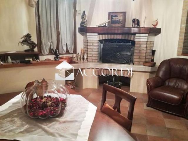 CASA INDIPENDENTE di 7 vani e di 300 mq FOLLINA rif. RB58_5