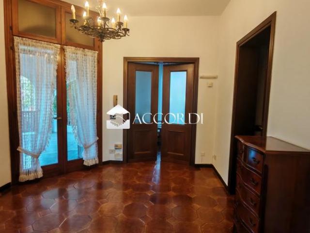 CASA INDIPENDENTE di 7 vani e di 350 mq CASTELCUCCO rif. BL109