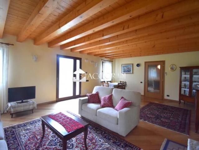 CASA INDIPENDENTE di 9 vani e di 300 mq SAN PIETRO DI FELETTO rif. GA12