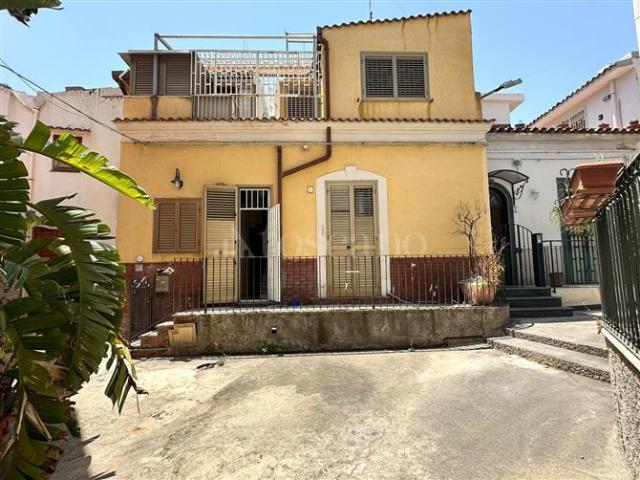 Casa Indipendente di 101 mq a Centro Aci Castello