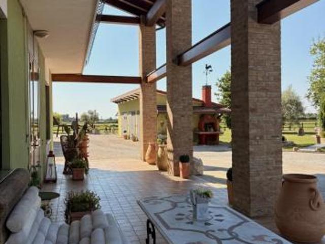 CASA INDIPENDENTE di 11 vani e di 200 mq PIOVE DI SACCO rif. 037