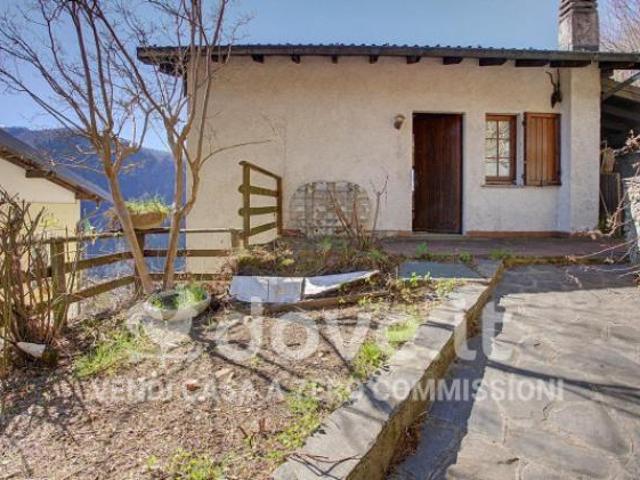 Casa indipendente di 120 m con 4 locali in vendita a Maccagno con Pino e Veddasca
