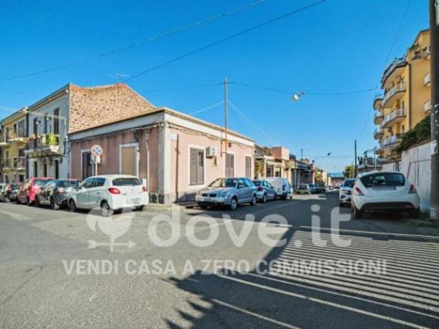 Casa indipendente di 131 m con 3 locali e box auto in vendita a Catania